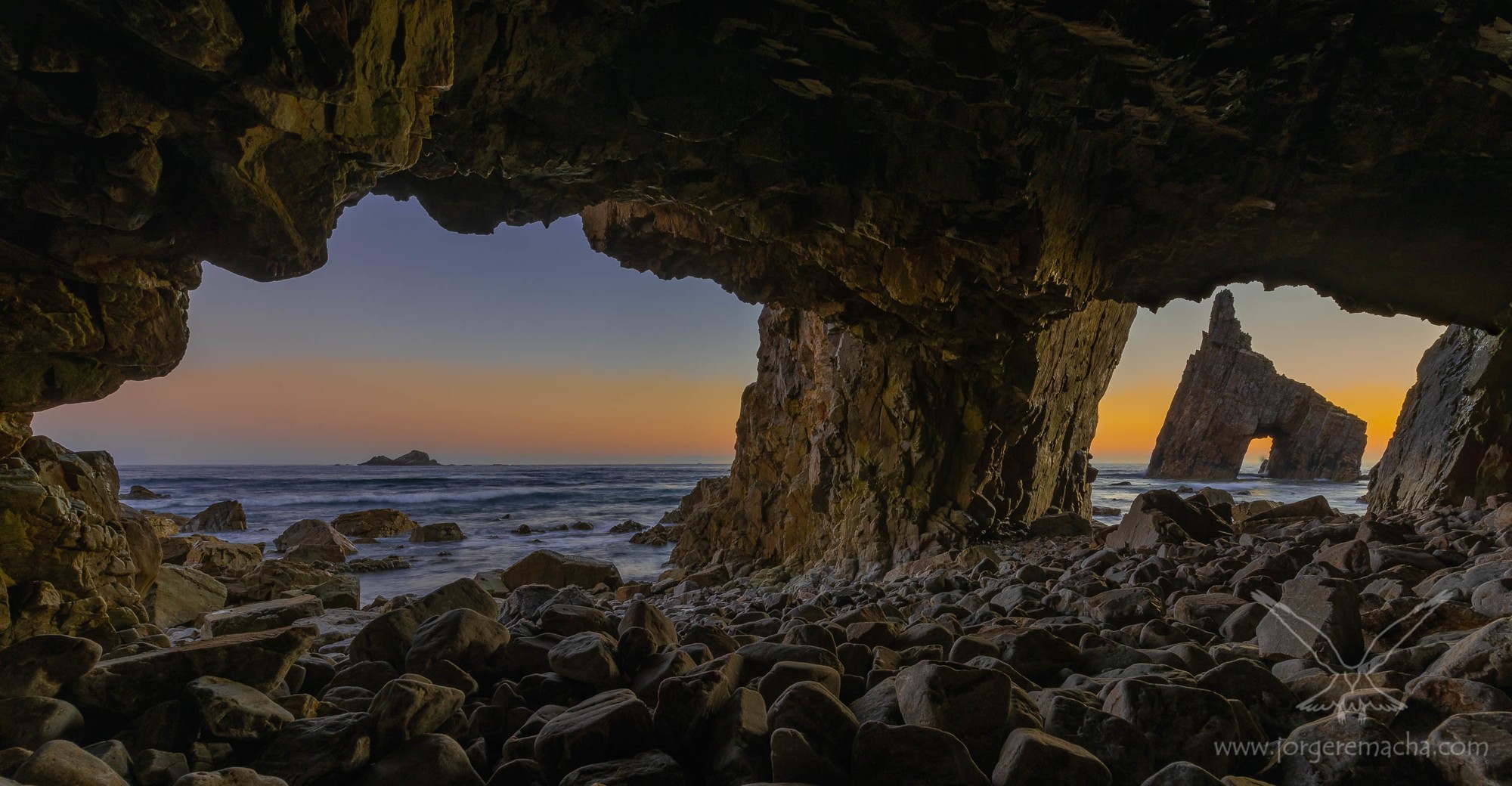 Cueva en la costa de Cadavedo