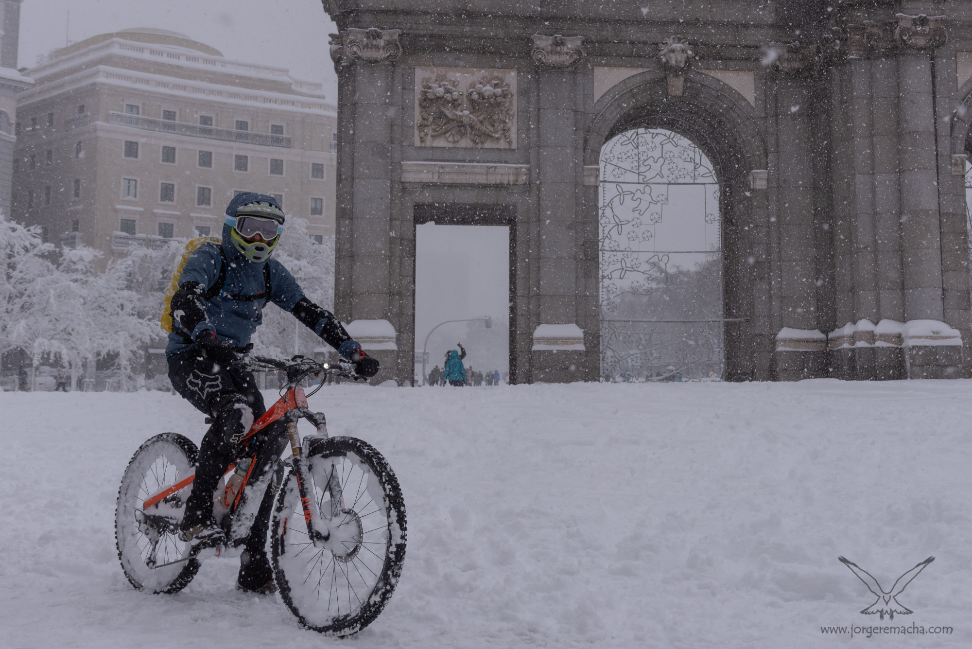 Jorge Remacha - en-bici-en-la-plaza-de-la-independencia-405-129-113.jpg